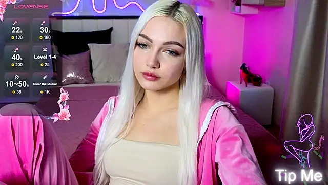 Snapshot of LinaLirian chatting on 10.11.25 LinaLirian online show from 10.11.25