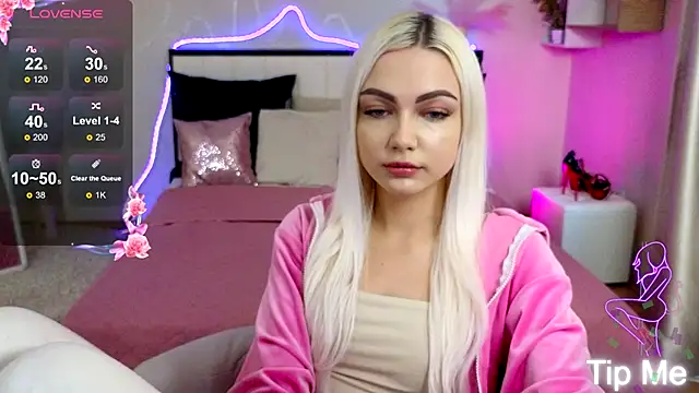 Snapshot of LinaLirian chatting on 10.19.25 LinaLirian online show from 10.19.25