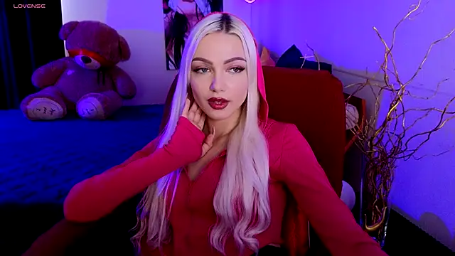 Snapshot of LinaLirian chatting on 10.22.25 LinaLirian online show from 10.22.25