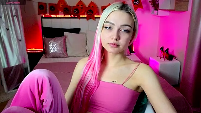 Snapshot of LinaLirian chatting on 11.05.25 LinaLirian online show from 11.05.25