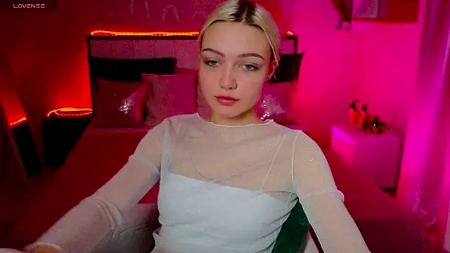 Snapshot of LinaLirian chatting on 11.14.25 LinaLirian online show from 11.14.25