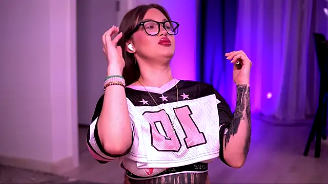 Snapshot of AryaDeluna chatting on 10.02.25 AryaDeluna online show from 10.02.25