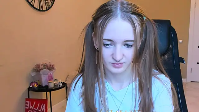 Snapshot of KateKayer chatting on 10.18.25 KateKayer online show from 10.18.25