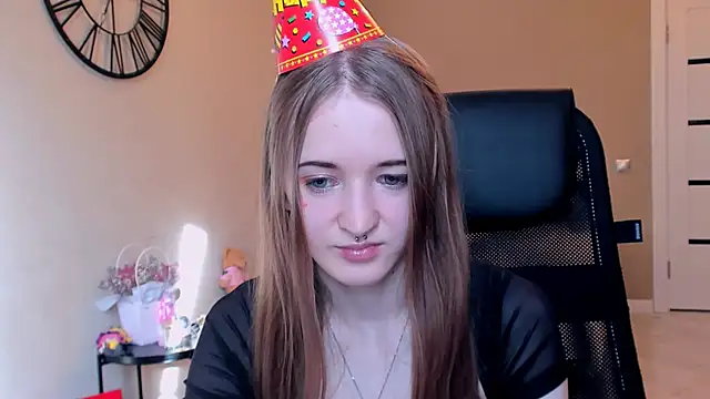 Snapshot of KateKayer chatting on 10.28.25 KateKayer online show from 10.28.25