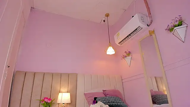 Snapshot of _lucia_18 chatting on 10.25.25 lucia 18 online show from 10.25.25