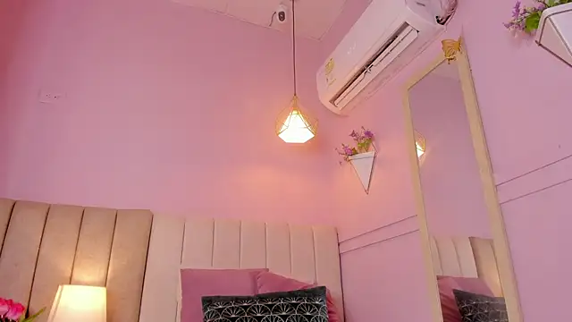 Snapshot of _lucia_18 chatting on 10.29.25 lucia 18 online show from 10.29.25