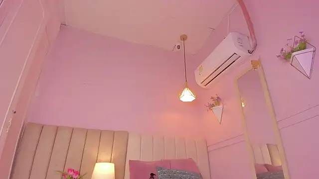 Snapshot of _lucia_18 chatting on 11.05.25 lucia 18 online show from 11.05.25