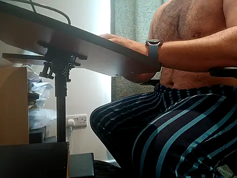 Snapshot of CloudyMuscleBeefy chatting on 10.09.25 CloudyMuscleBeefy online show from 10.09.25