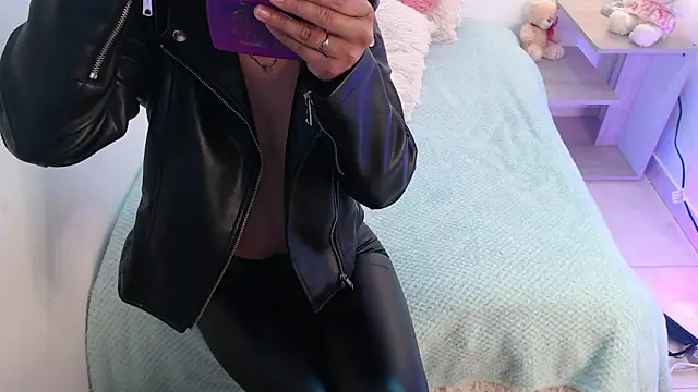 Snapshot of renataj chatting on 11.03.25 renataj online show from 11.03.25