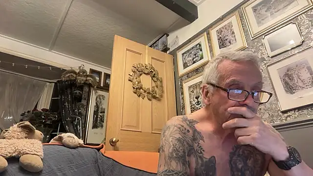 Snapshot of poggles chatting on 03.24.26 poggles online show from 03.24.26
