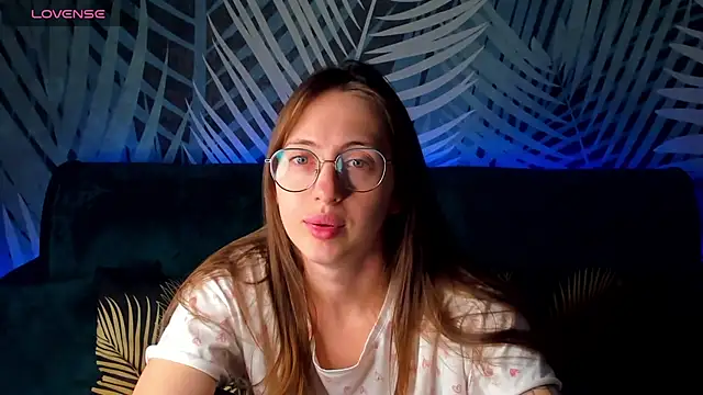 Snapshot of ChristyCrayme chatting on 10.14.25 ChristyCrayme online show from 10.14.25