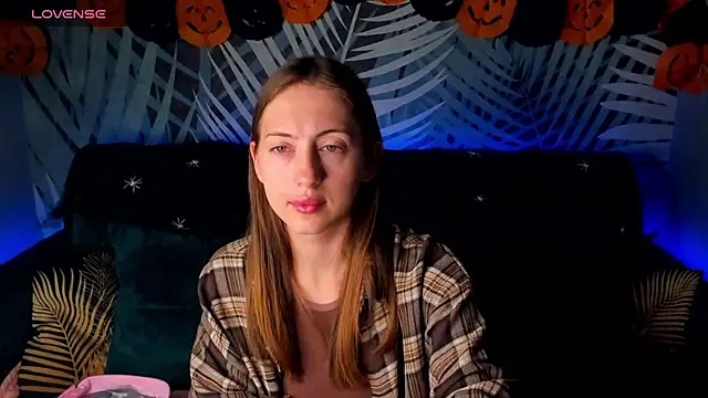 Snapshot of ChristyCrayme chatting on 10.21.25 ChristyCrayme online show from 10.21.25