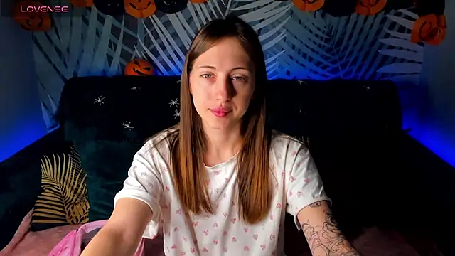 Snapshot of ChristyCrayme chatting on 10.22.25 ChristyCrayme online show from 10.22.25