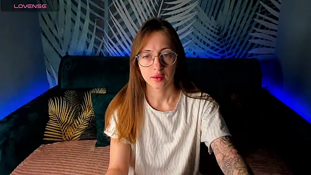 Snapshot of ChristyCrayme chatting on 11.14.25 ChristyCrayme online show from 11.14.25