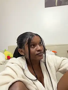 Snapshot of Lil-shawrie chatting on 10.05.25 Lil-shawrie online show from 10.05.25