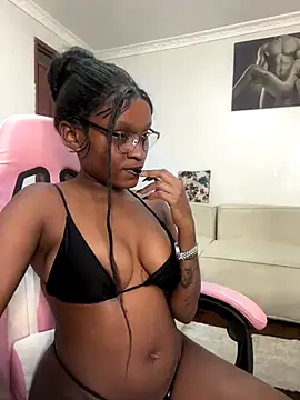 Snapshot of Lil-shawrie chatting on 10.20.25 Lil-shawrie online show from 10.20.25