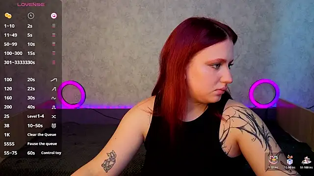 Snapshot of Mini_Lady1 chatting on 10.28.25 Mini Lady1 online show from 10.28.25