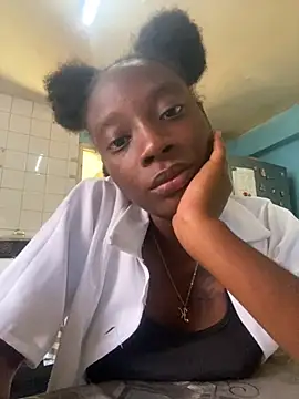 Snapshot of GeileErica chatting on 11.04.25 GeileErica online show from 11.04.25