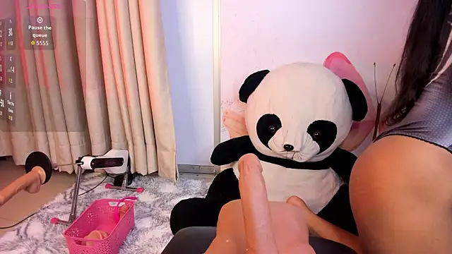 Snapshot of Im_perla_ chatting on 10.21.25 Im perla online show from 10.21.25