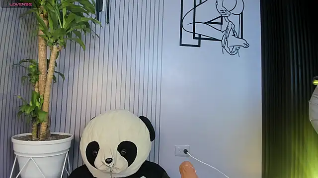 Snapshot of Im_perla_ chatting on 10.29.25 Im perla online show from 10.29.25