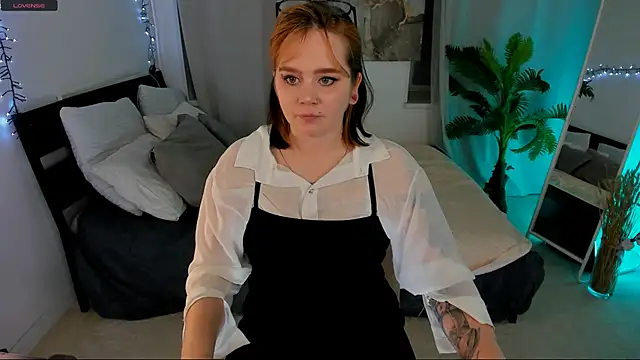 Snapshot of lunaalli chatting on 10.14.25 lunaalli online show from 10.14.25