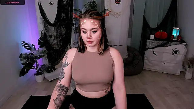 Snapshot of lunaalli chatting on 10.28.25 lunaalli online show from 10.28.25