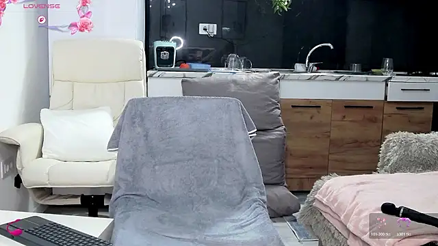 Anna glamlovely online show from 02.24.26