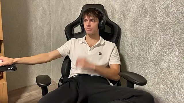 Snapshot of elliot_scott chatting on 10.11.25 elliot scott online show from 10.11.25