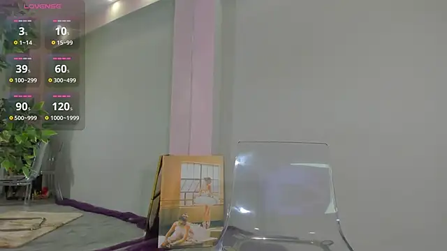 Snapshot of MayaHellen chatting on 10.10.25 MayaHellen online show from 10.10.25