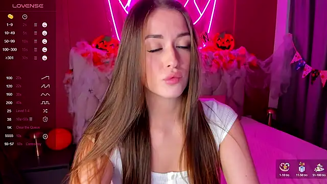 Snapshot of StacyWells chatting on 10.31.25 StacyWells online show from 10.31.25