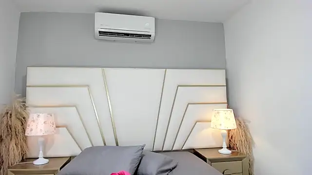 Lucianaa Collins online show from 11.08.25