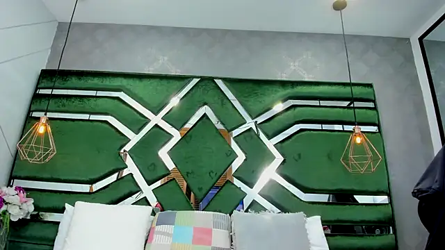 ThaliaCross online show from 10.04.25