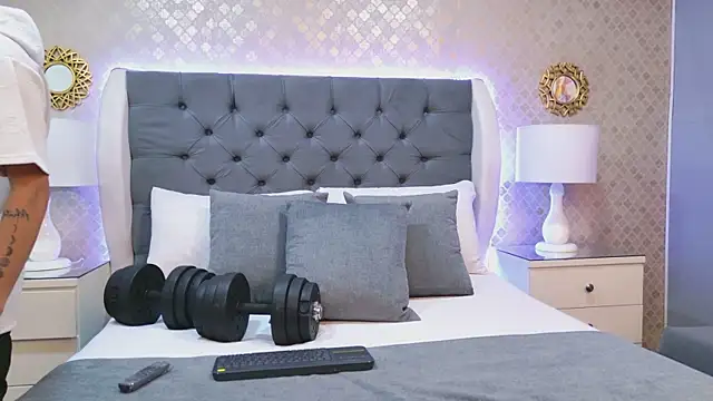 ZoeKrug online show from 12.17.25