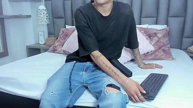 ZoeKrug online show from 02.19.26