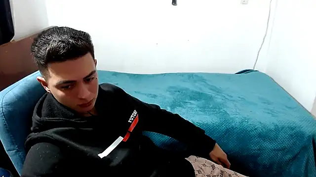 Snapshot of santii_ss chatting on 10.02.25 santii ss online show from 10.02.25