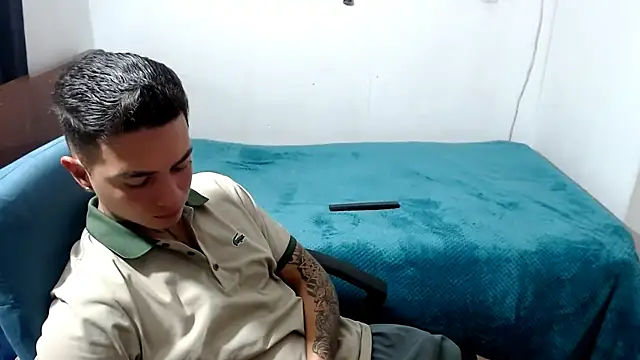 Snapshot of santii_ss chatting on 10.04.25 santii ss online show from 10.04.25