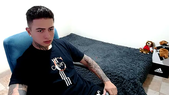 Snapshot of santii_ss chatting on 10.20.25 santii ss online show from 10.20.25