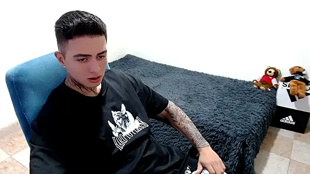 Snapshot of santii_ss chatting on 10.21.25 santii ss online show from 10.21.25