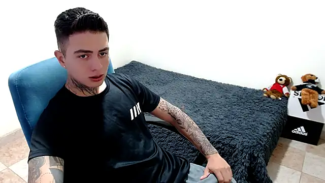 Snapshot of santii_ss chatting on 10.22.25 santii ss online show from 10.22.25