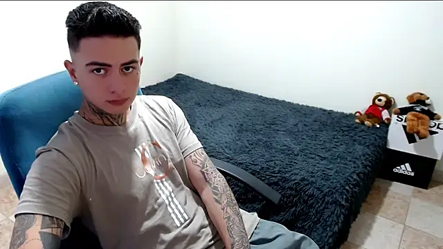 Snapshot of santii_ss chatting on 10.25.25 santii ss online show from 10.25.25