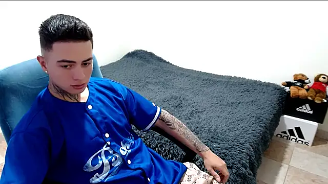 Snapshot of santii_ss chatting on 10.28.25 santii ss online show from 10.28.25