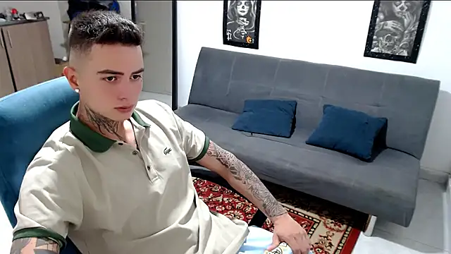 Snapshot of santii_ss chatting on 11.08.25 santii ss online show from 11.08.25