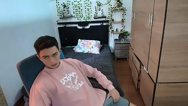 Snapshot of santii_ss chatting on 05.15.26 santii ss online show from 05.15.26