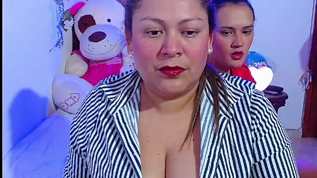 Snapshot of AngelsShow_ chatting on 11.07.25 AngelsShow online show from 11.07.25