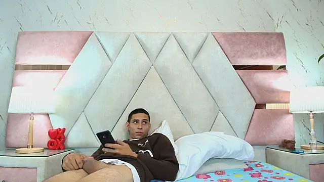 Zoelucas online show from 10.11.25