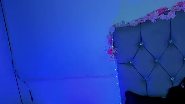 Snapshot of antonieta23 chatting on 12.20.25 antonieta23 online show from 12.20.25