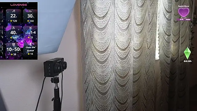 Snapshot of Laura_Gol chatting on 10.21.25 Laura Gol online show from 10.21.25