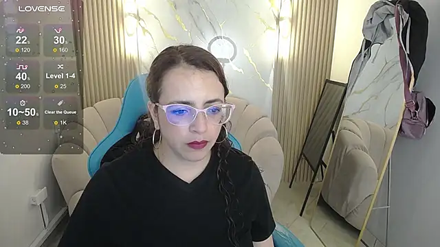 Snapshot of _Evoni_b chatting on 10.05.25 Evoni b online show from 10.05.25