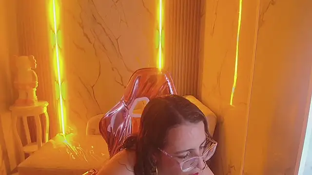 Snapshot of _Evoni_b chatting on 10.08.25 Evoni b online show from 10.08.25