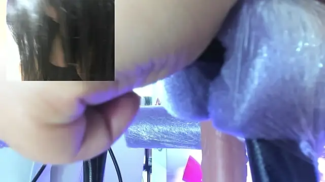 Snapshot of Clunita chatting on 04.29.26 Clunita online show from 04.29.26